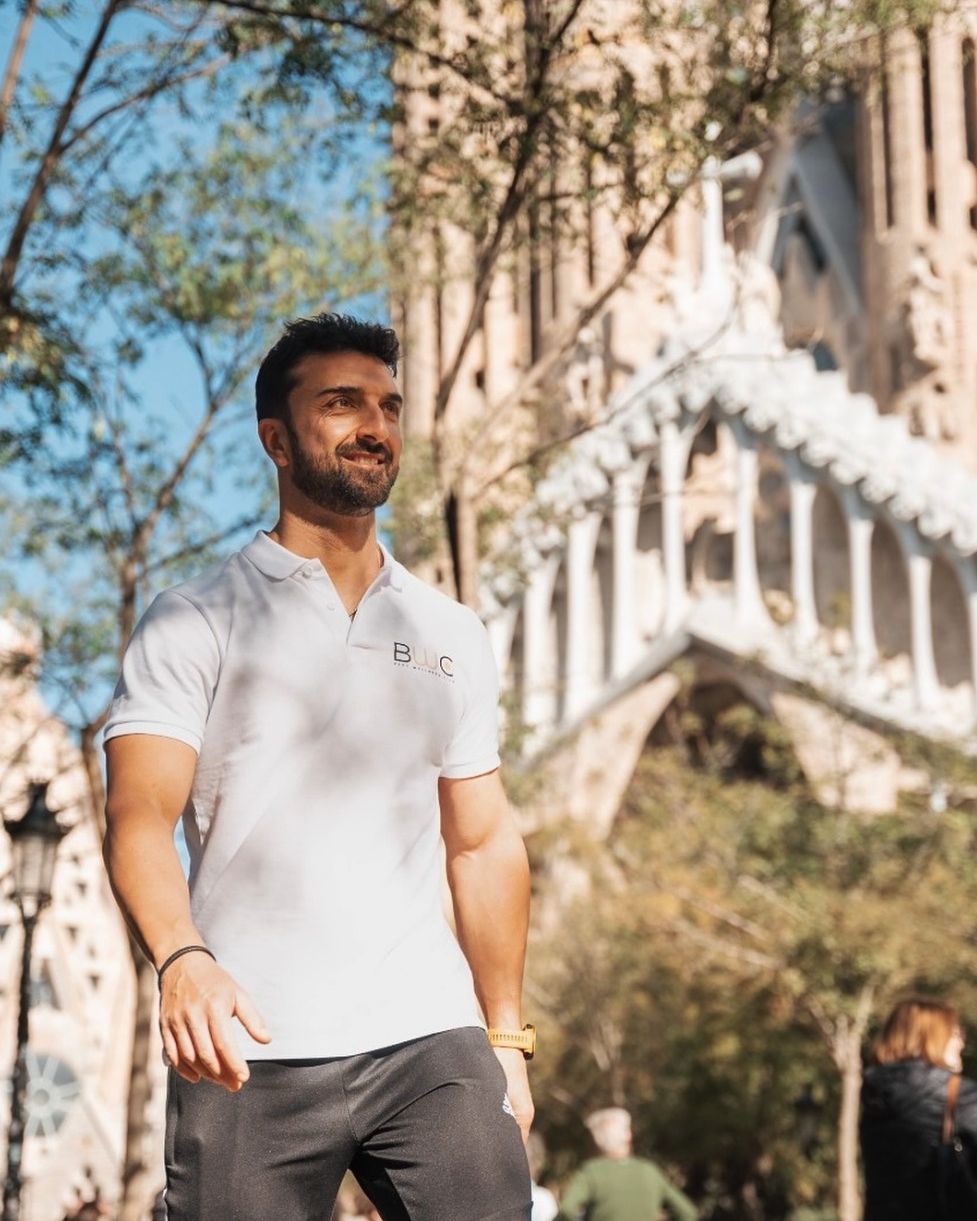 Matteo Perna frente a la Sagrada Família, Barcelona
