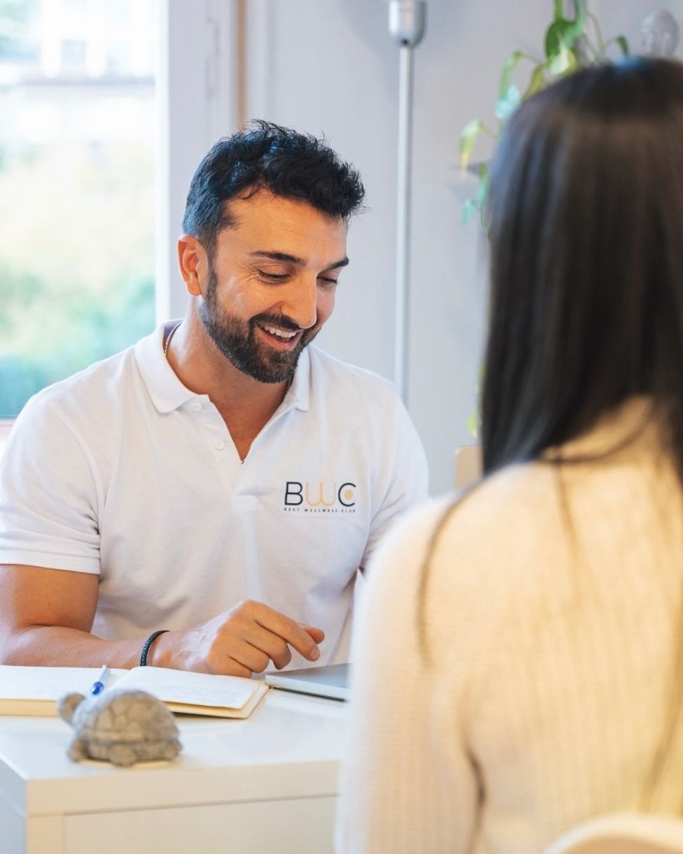 Matteo conversa con un cliente durante una consulta