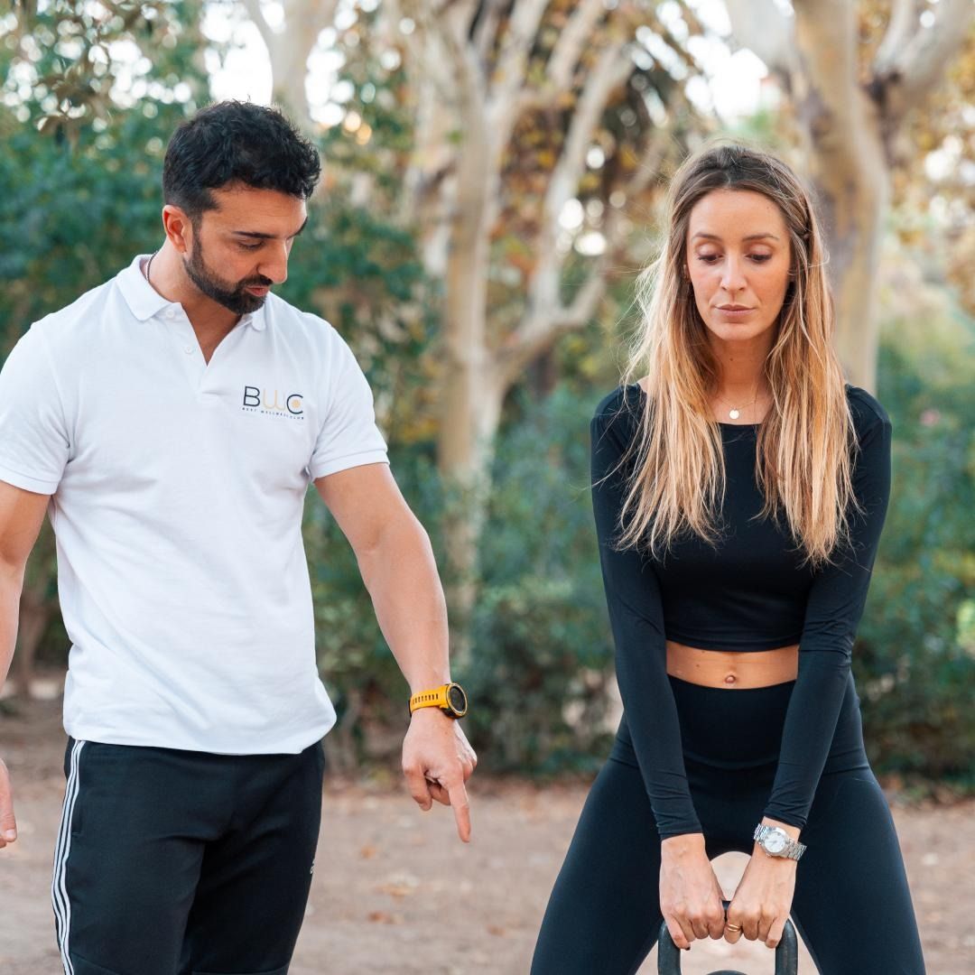 Matteo segue un cliente in uno stacco con kettlebell all’aperto